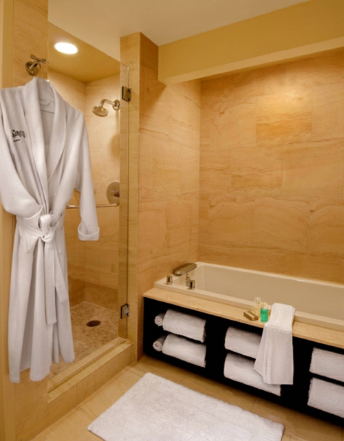 badkamermeubelbad met planken voor handdoeken