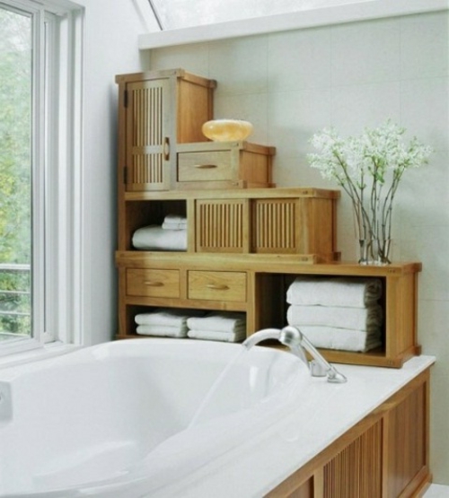 badkamerinrichting, trapvormige plank op het bad