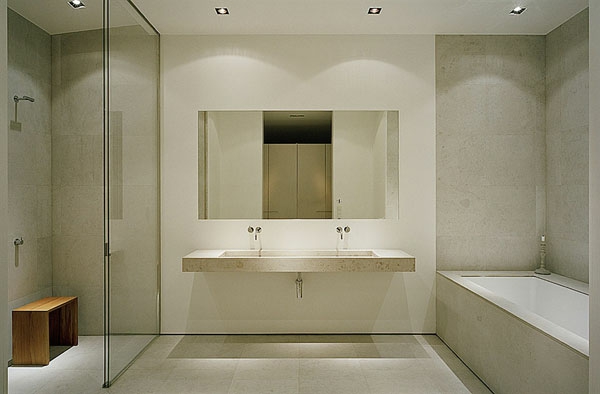 浴缸瓷砖铺设了现代化的浴室