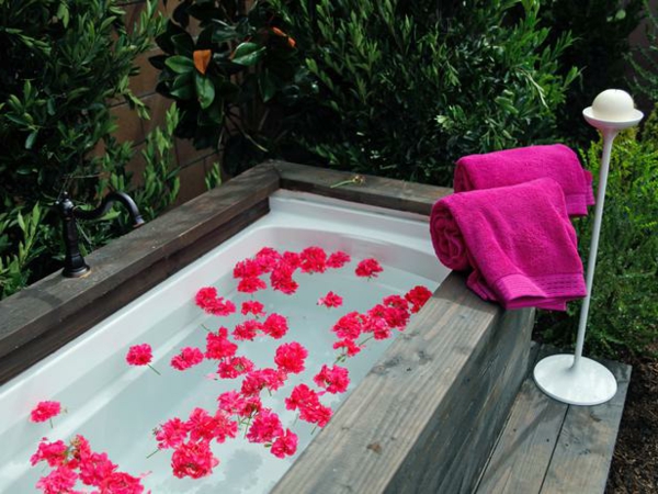 pinta kylpypyyhe kylpyamme puutarhassa kukat vaaleanpunaista puuta