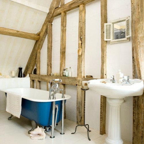 baño en el ático azul bañera vigas de madera