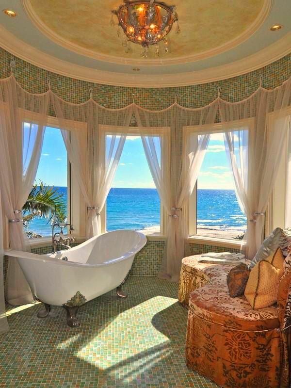 baño con bañera grande con vista al mar