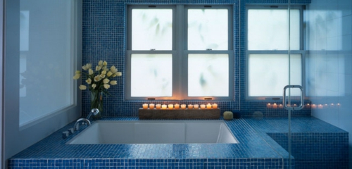 μπάνιο ρομαντικό φωτισμό στο μπανιέρα ανάβουν κεριά