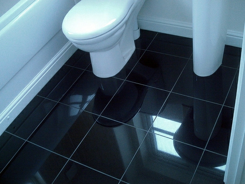 badeværelse gulv idé wc sort flise