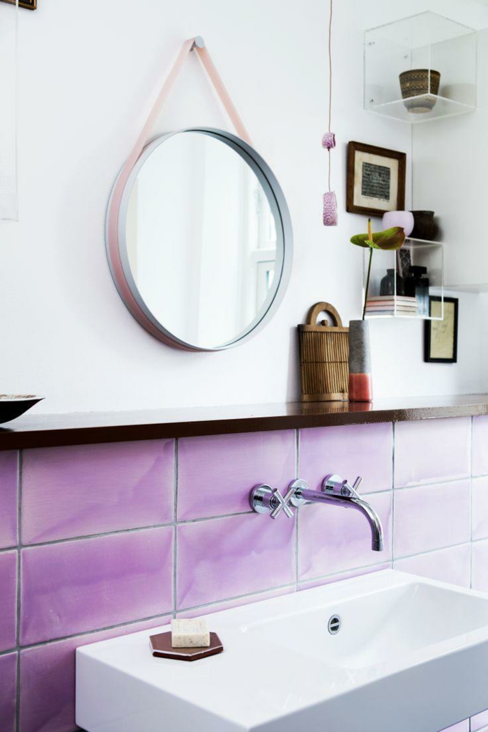 azulejos de baño púrpura espejo de pared redondo fresco