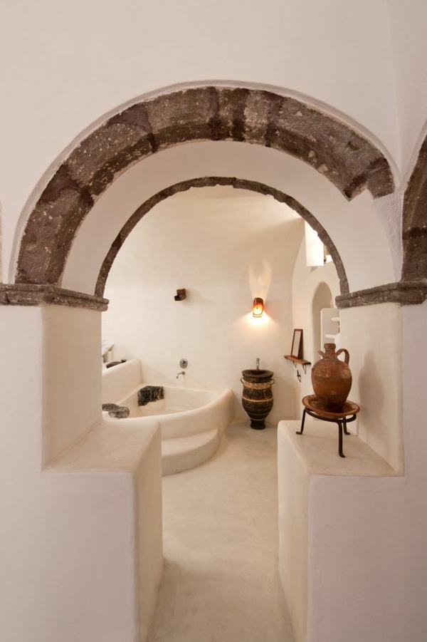 vonios kambario dizainas vonios plytelės antikvariniai urnos arkados