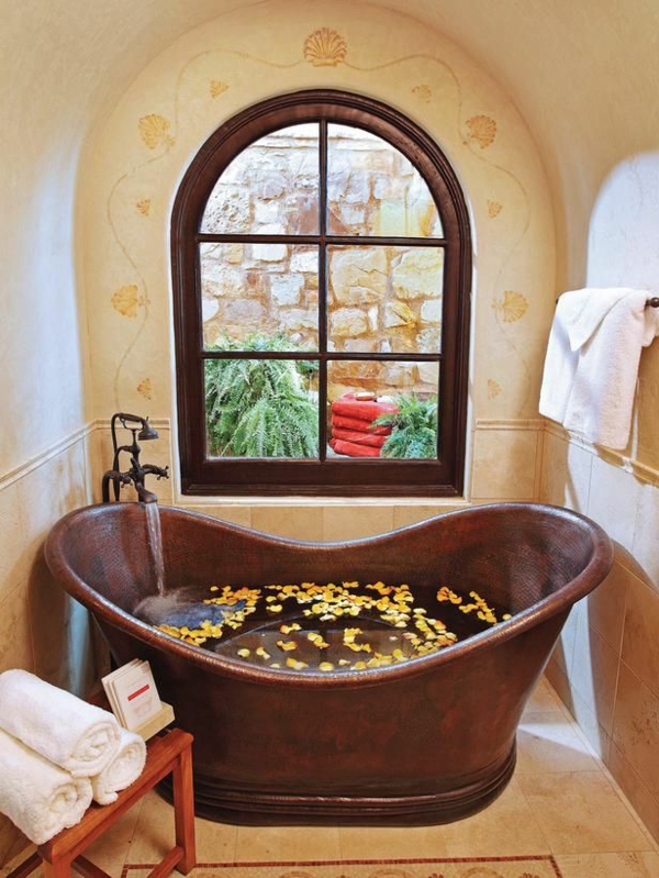badkamer design badkamertegels koperkleurige badkuip