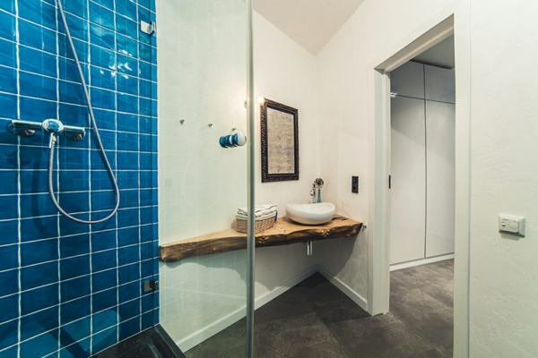 badeværelse design ideer moderne træ elementer badeværelse fliser blå