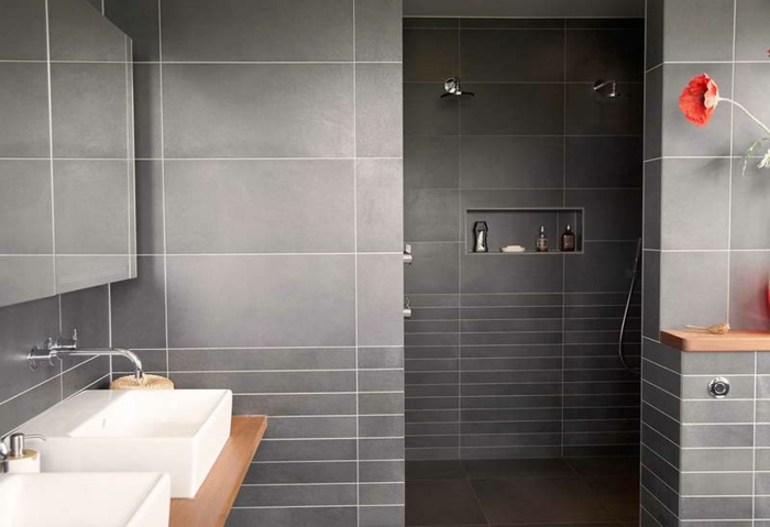 badideen kylpyhuone laatat harmaa vaakasuora puinen aksentti