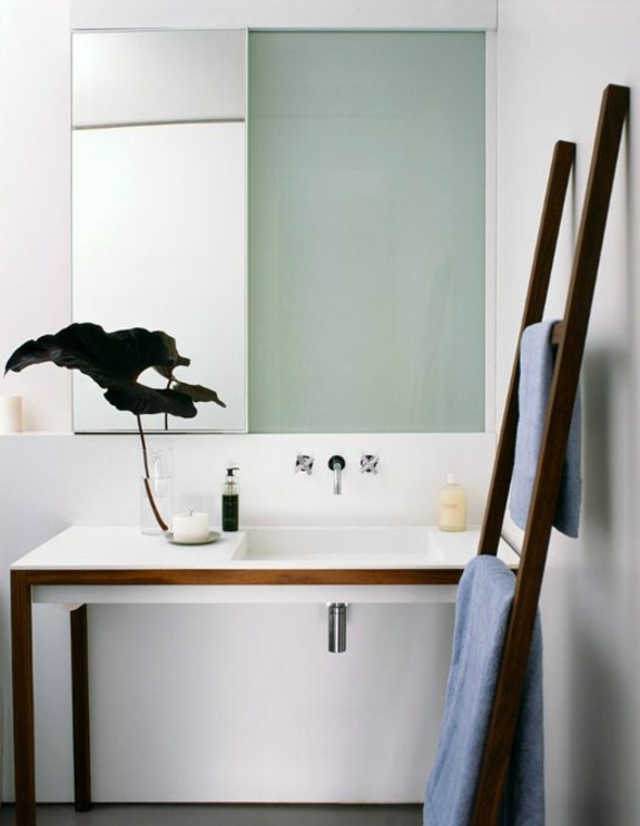 έπιπλα μπάνιου μοντέρνο μπάνιο που στήθηκε μινιμαλιστική ξύλινη σκάλα πετσετών