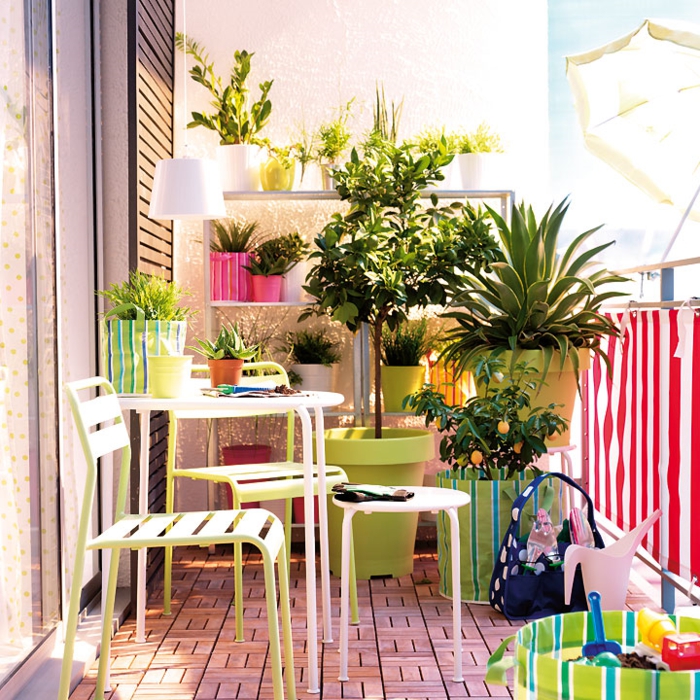 μπαλκόνι σχήμα μπαλκόνι φυτά λουλουδιών καρέκλες τραπέζι πλευρά φρέσκα χρώματα