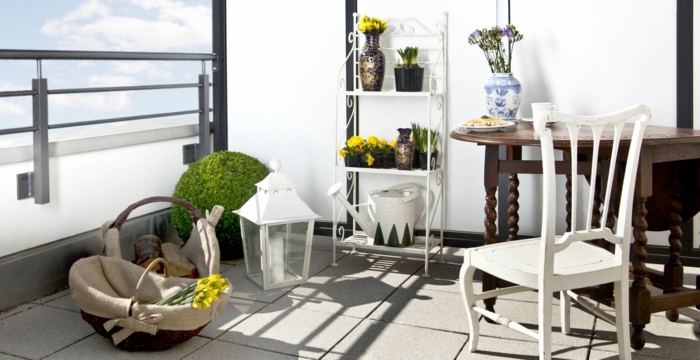 μπαλκόνι σχεδιασμός μπαλκόνι έπιπλα μπαλκόνι φυτά άνοιξη λουλούδια μέταλλο ράφι ξύλινο τραπέζι καρέκλα φανάρι καλάθι