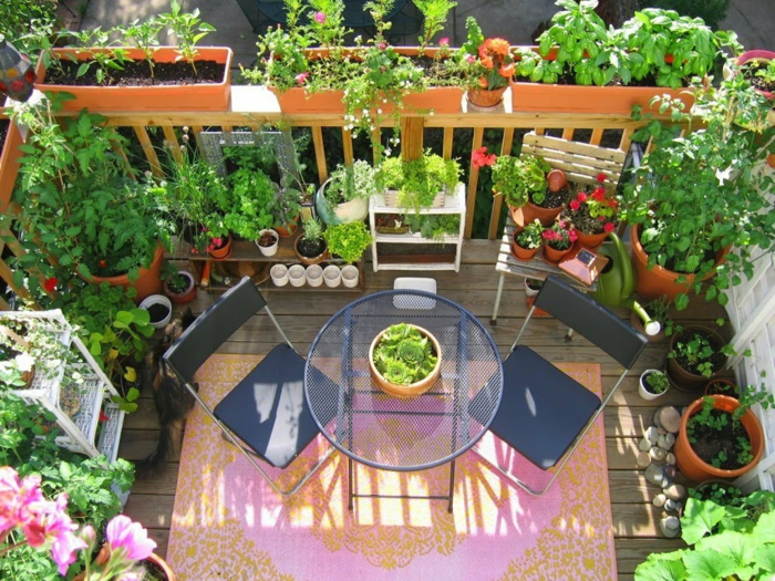 μπαλκόνι σχεδιασμός μπαλκόνι έπιπλα μπαλκόνι φυτά βότανα μεταλλικά τραπέζια