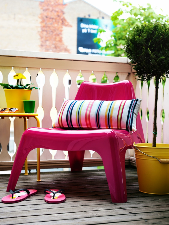 μπαλκόνι σχεδιασμός μπαλκόνι έπιπλα ροζ πολυθρόνα πλαστικό κασσίτερος γλάστρες κίτρινο