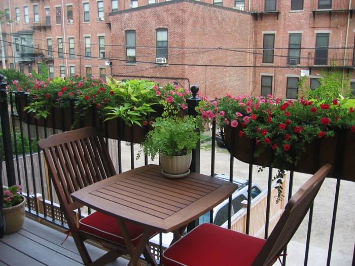balkon móda zahrada balkón nábytek červené sedáky polštáře