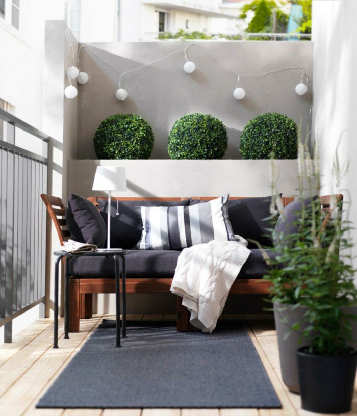 балкон дизайн сив килим бегач светлина струна странична маса растение