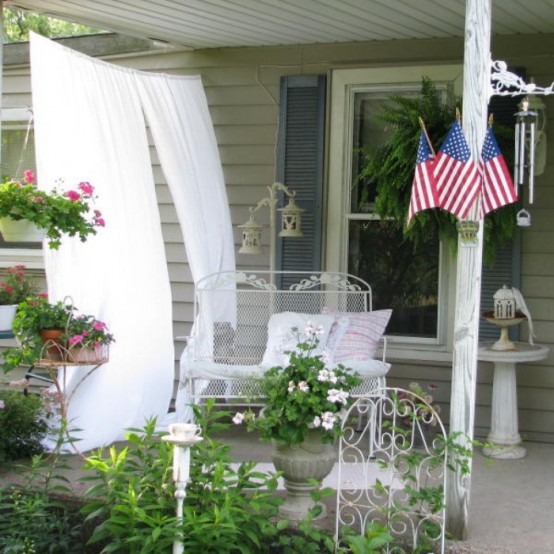 terasa nastavit opotřebované elegantní lavice polštář vlajky okna