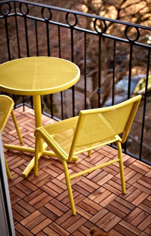 balkon houten tegels leggen terras vloeren houten tafel stoelen