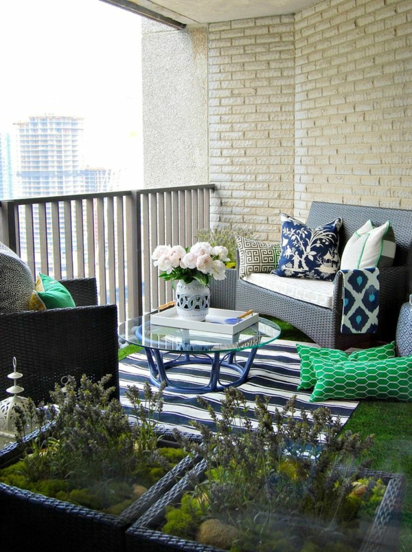 balkon nápady malý balkon koberec běžec rostlin