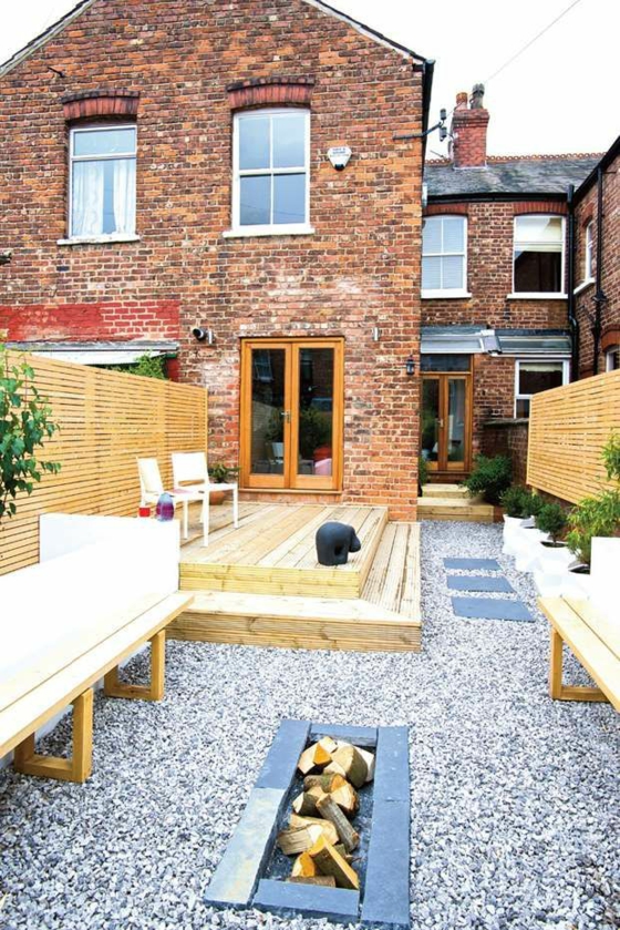 balcon idées terrasse design avec gravier escaliers en bois meubles de jardin cheminée