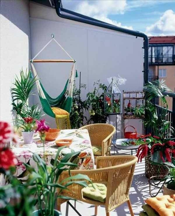 balcon idées terrasse design rotin chaises balançoire balcon plantes