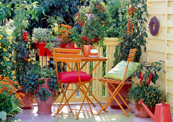 διακόσμηση μπαλκόνι χρωματιστές φυτικές πτυσσόμενες καρέκλες