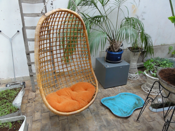 阳台设计吊椅橙色座垫藤制家具