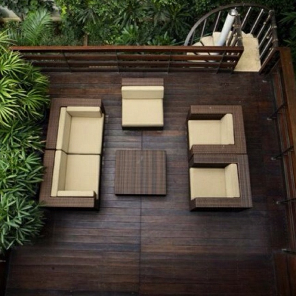 balkono dizainas medinės grindys gražus sėdimųjų vietų