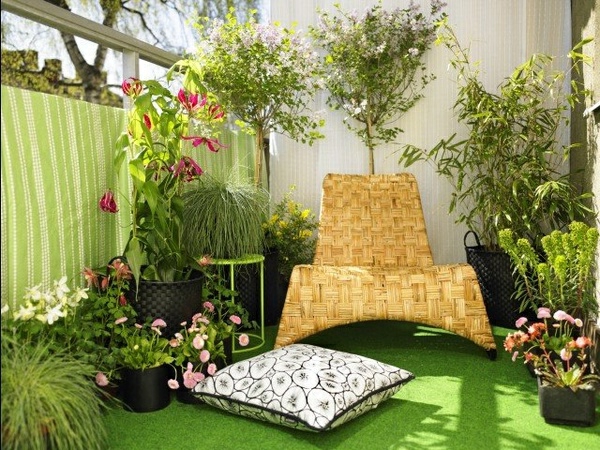 σχεδιασμός μπαλκόνι πολλών φυτών πολυθρόνες μαξιλάρια δαπέδου