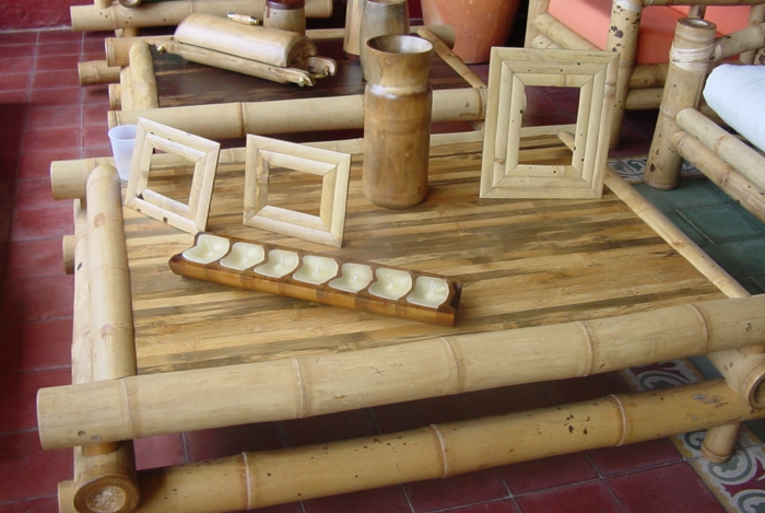 bambou décoration bambou tiges idées accessoires pour la maison vases salon cadre photo table basse fauteuil
