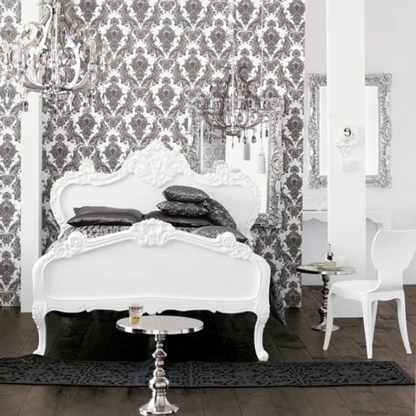 barok behang slaapkamer kleine bijzettafel grote kandelaars