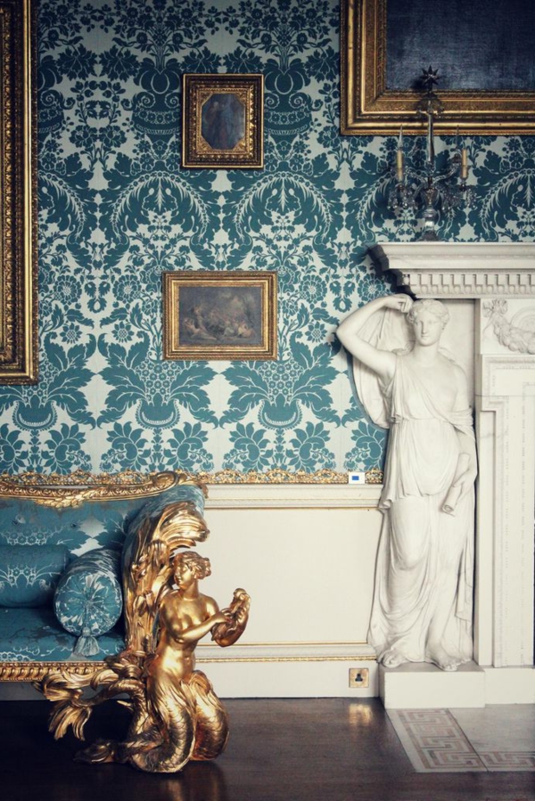 baroko tapetai gyvenamasis kambarys interjero auksiniai elementai