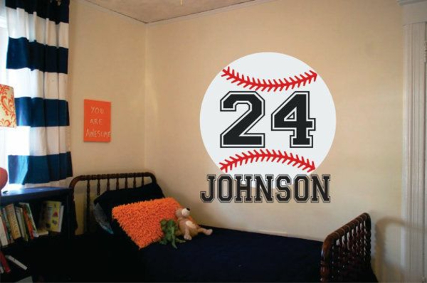 棒球名字作为墙壁装饰男孩的房间