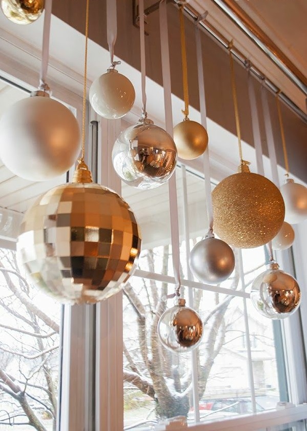 Χριστουγεννιάτικη διακόσμηση χρυσή μπάλα τρυπώντας ιδέες παράθυρο