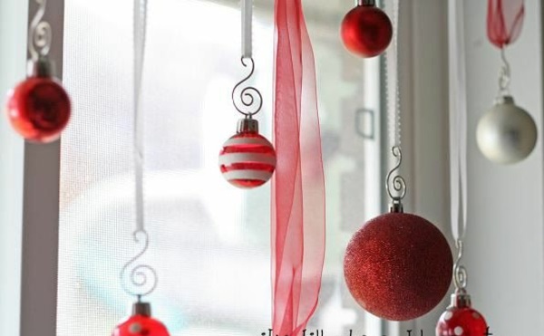 χειροτεχνία παράθυρο Χριστουγεννιάτικη διακόσμηση κόκκινη μπάλα