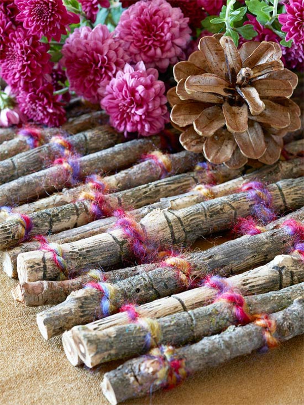 ideas artesanales con materiales naturales otoño deco conos de pino flores ramas de hilados