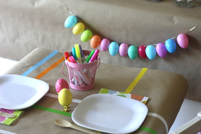 ambachtelijke ideeën pasen feestelijke tafeldecoratie gekleurde eieren