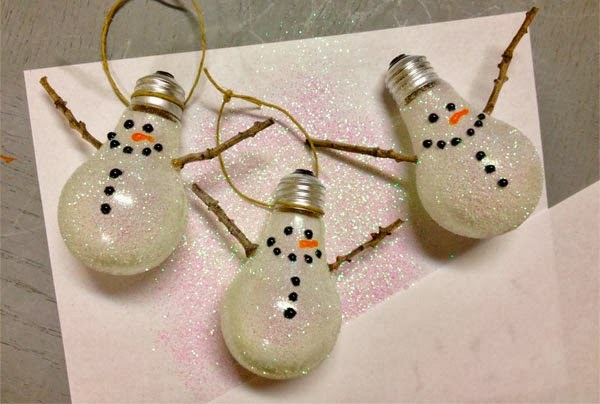 het maken van ideeën voor het maken van kerst gloeilampen sneeuwpop