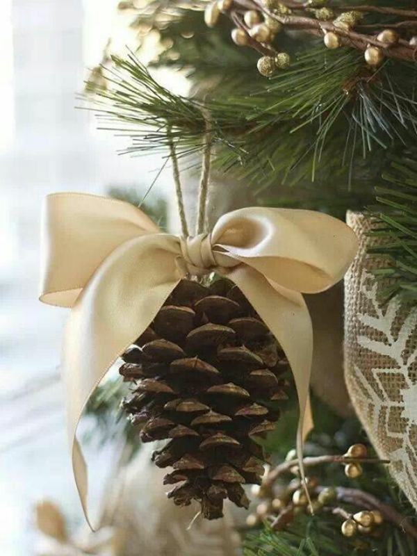 ambachtelijke ideeën kerst pinecone lint kerstversiering