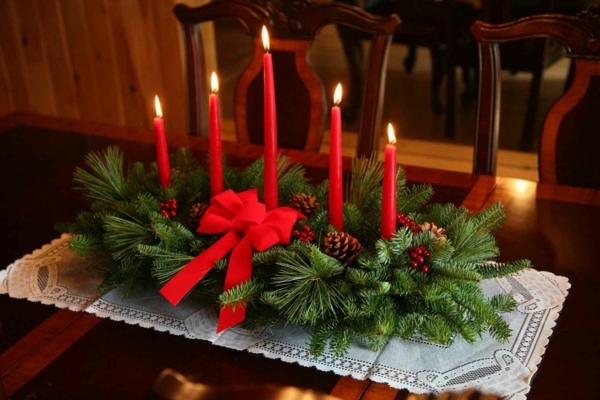 χειροποίητα κόκκινα κεριά χριστουγεννιάτικων κωνοφόρων