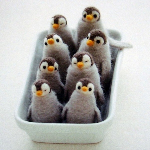 met vilten ambachtelijke sjablonen die vilten ideeën maken voor pinguïns