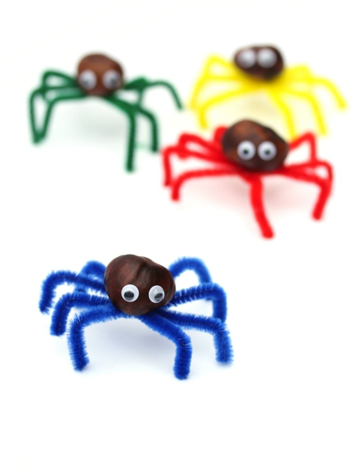 knutselen met kastanjes om gekleurde spinnen te maken