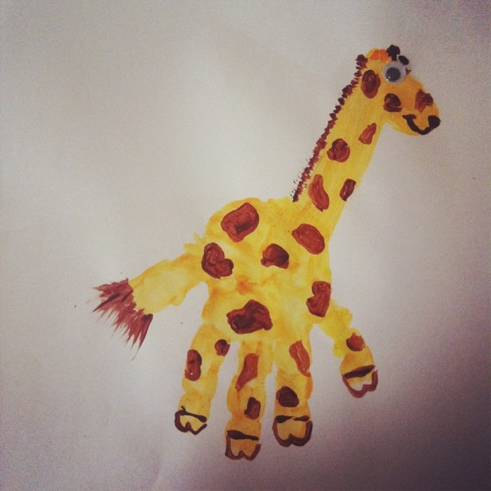bricoler avec des enfants girafe de handprint