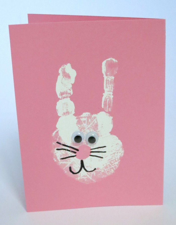 用手印为儿童的小兔子修饰一张漂亮的圣诞贺卡