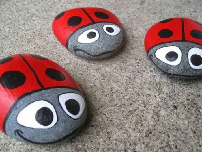 tinkering med børn at male små ladybirds på sten