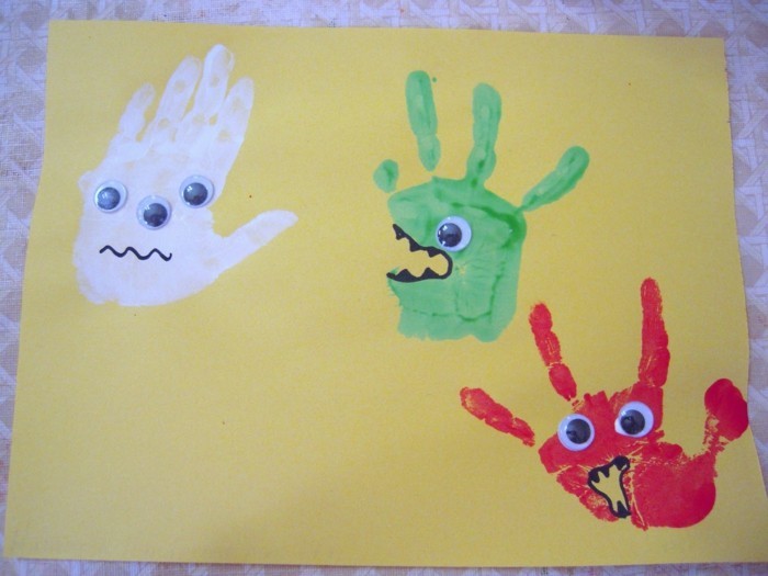 gøre sjov med børn med sjove billeder med håndtryk