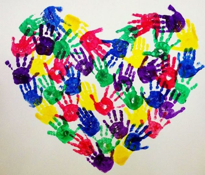 прекарвайки с оригиналното сърце на децата, направено от цветни отпечатъци