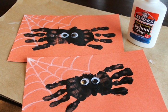 bricoler avec des enfants crabe noir fait d'empreintes de mains
