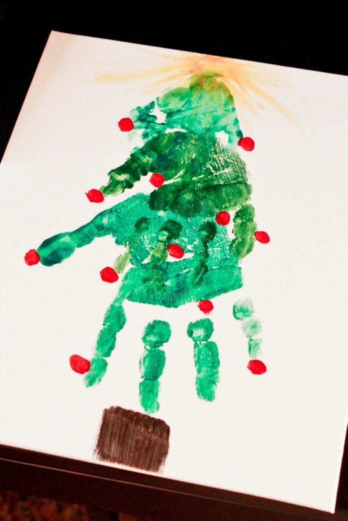 用绿色手印修补儿童枞树