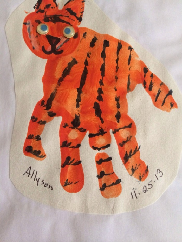 ζαχαροπλαστικής με παιδιά τίγρη από handprint